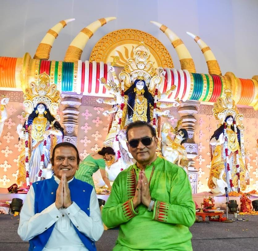 Philanthropist Dr. Dinesh Shahra Seeks Divine Blessings at Mumbai’s Durga Festival Event